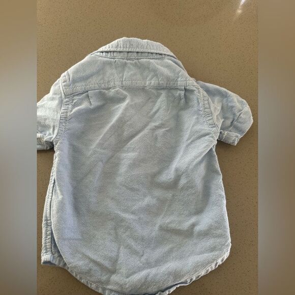 Set of two baby boy short sleeve button down shirts size 6-9 & 12 months - Picture 3 of 8